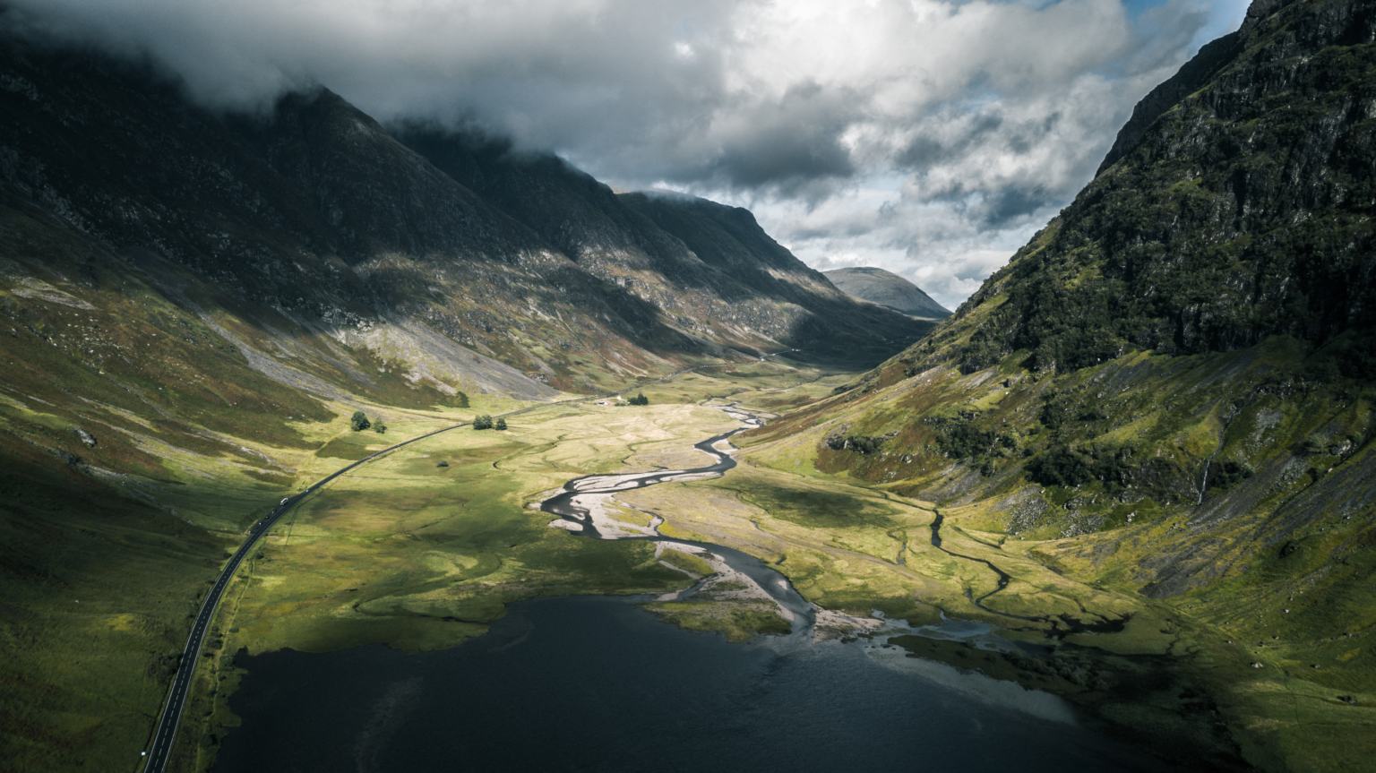 Luftaufnahme eines Tals in Schottland